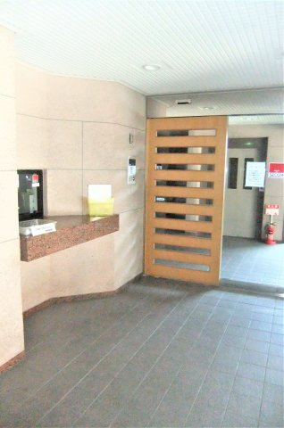 リヴェールビッグパインのエントランス|オートロック完備で安心ですね