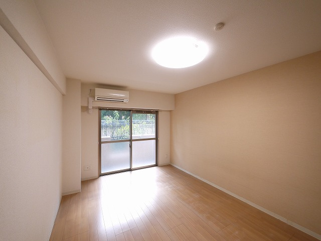 LA RIVIERE OKAMOTOの居間・リビング|こちらの居間で趣味の時間をお楽しみください