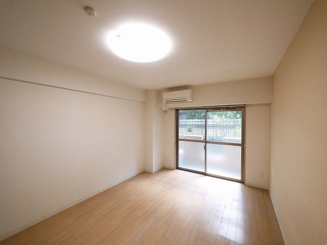 LA RIVIERE OKAMOTOの居間・リビング|こちらの居間で趣味の時間をお楽しみください