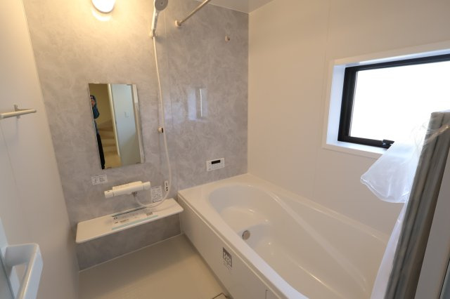 《仲介手数料無料》南区鹿手袋１丁目15-8(全1戸)新築一戸建てリーブルガーデンの浴室