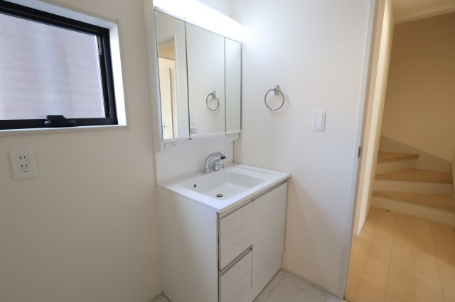 《仲介手数料無料》南区鹿手袋１丁目15-8(全1戸)新築一戸建てリーブルガーデンの独立洗面台