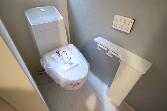 《仲介手数料無料》南区鹿手袋１丁目15-8(全1戸)新築一戸建てリーブルガーデンのトイレ