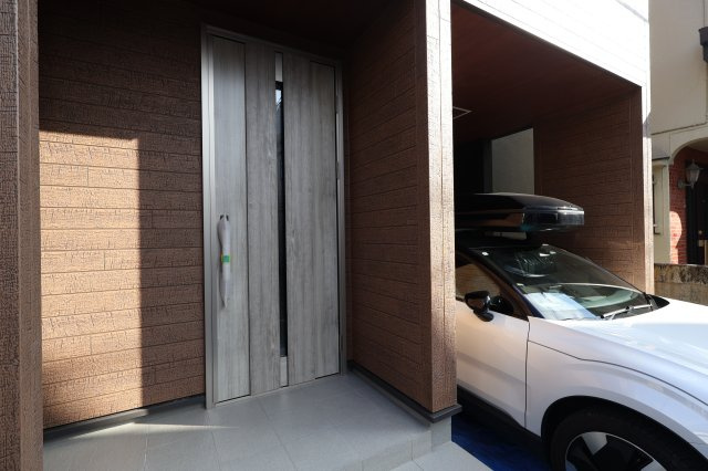 《仲介手数料無料》南区鹿手袋１丁目15-8(全1戸)新築一戸建てリーブルガーデンの玄関