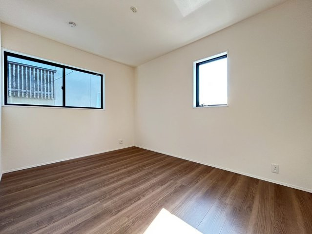 リーブルガーデン　一宮市三条　全1区画分譲の洋室|全居室にたっぷり収納できる大型クローゼット、居室部分の窓ガラスには間に空気層を設けたペアガラスを採用。
高い断熱性と共にガラス面の結露対策にも効果を発揮します。