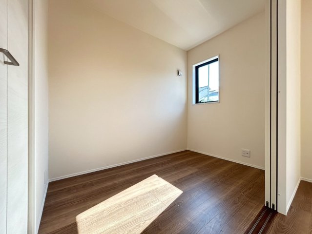 リーブルガーデン　一宮市三条　全1区画分譲の和室|全居室にたっぷり収納できる大型クローゼット、居室部分の窓ガラスには間に空気層を設けたペアガラスを採用。
高い断熱性と共にガラス面の結露対策にも効果を発揮します。