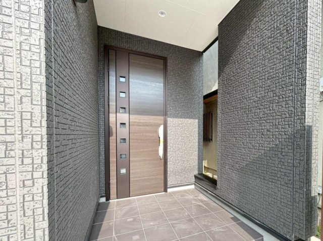 リーブルガーデン　一宮市三条　全1区画分譲の玄関|【ピッキング防止機能付き玄関ドア錠】玄関ドアの鍵は上下に２つあり、内側の下段は脱着サムターンキー。
鍵を不正に開錠されても、もう１つの鍵でピッキングを防ぎます。防犯性の高い仕様になっています。