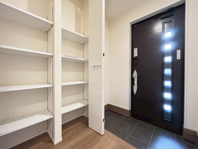 リーブルガーデン　一宮市三条　全1区画分譲の玄関|大容量のシューズ収納付きで玄関周りもすっきり！玄関ドアからの光が玄関ホールを明るくしてくれます。