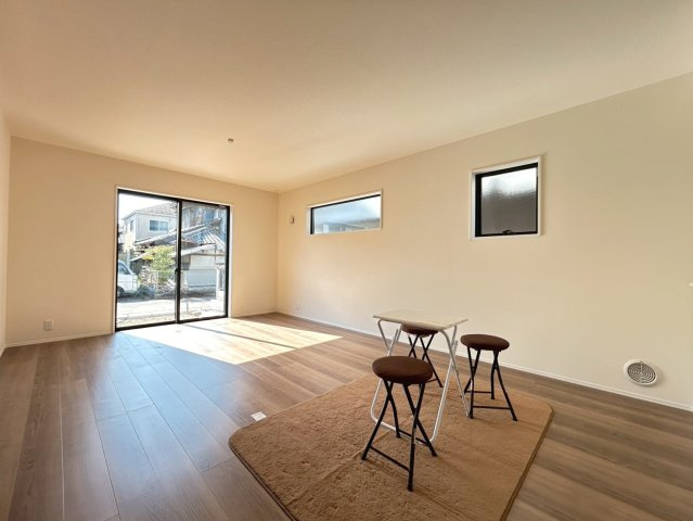 リーブルガーデン　一宮市三条　全1区画分譲の居間・リビング|明るい日差しをふんだんに取り込んだリビングダイニングは家族の笑顔につつまれた素敵な空間になります。
一建設の家は精度が高く丈夫な工法を採用し、「住宅トップランナー基準」に対応しています。