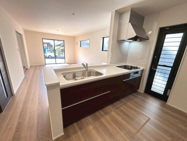 リーブルガーデン　一宮市三条　全1区画分譲のキッチン|機能的で手入れがしやすいシステムキッチンでお掃除も楽々。蛇口は浄水器内蔵型で節湯CI対応水栓です。　
人造大理石カウンターやキッチンパネルなど明るくきれいにお使いいただけます。