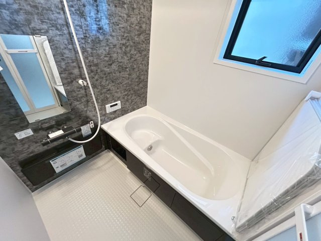 リーブルガーデン　一宮市三条　全1区画分譲の浴室|明るく清潔感がある浴室。浴槽は環境にやさしい節水タイプ。浴槽内ステップで半身浴、親子入浴も安心です。
洗い場の床は乾きやすく滑りにくい快適仕様、水はけが良くカビの発生を軽減できます。
