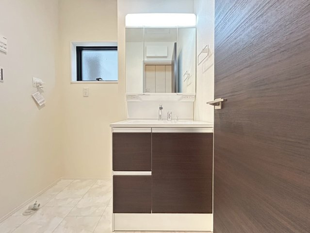 リーブルガーデン　一宮市三条　全1区画分譲の独立洗面台|洗面化粧台 幅 750mm、軽く割れにくい洗面ボールと場所をとらないコンパクト設計の本体キャビネットです。
ミラー扉の内側は全て収納スペースです。リフトアップシャワーを採用し両手が自由に使えます