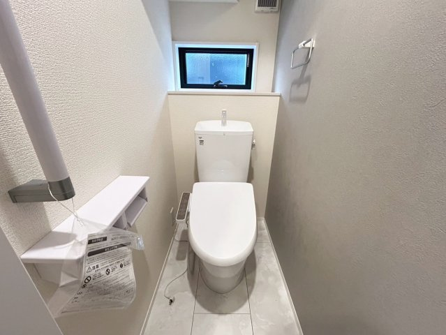 リーブルガーデン　一宮市三条　全1区画分譲のトイレ|超表面平滑加工とイオンパワーの「セフィオンテクト」加工で、汚れが付きにくく落ちやすい仕様で清潔です。
便器にフチがないので汚れが隠れて見えない部分がありません。お手入れがとってもラクラクです。