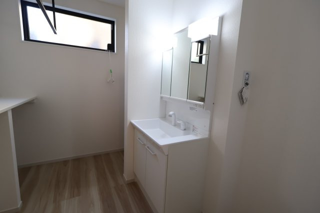 《仲介手数料無料》西区大字指扇2856-94新築一戸建てLIGAREの独立洗面台|撮影日 2025年12月5日 11:00 晴れ