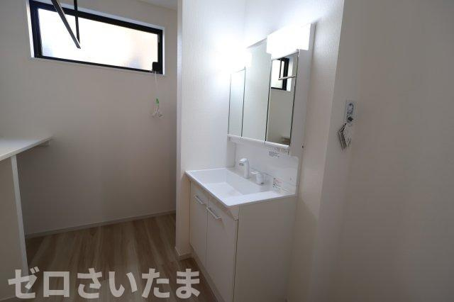 《仲介手数料無料》西区大字指扇2856-94新築一戸建てLIGAREの独立洗面台|撮影日 2025年12月5日 11:00 晴れ