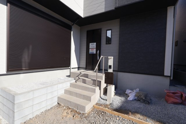 《仲介手数料無料》西区大字指扇2856-94新築一戸建てLIGAREの玄関|撮影日 2025年12月5日 11:00 晴れ