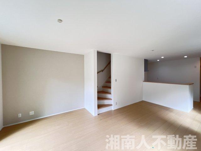 鎌倉市岩瀬１５４９新築戸建ての居間・リビング|こちらの居間で趣味の時間をお楽しみください