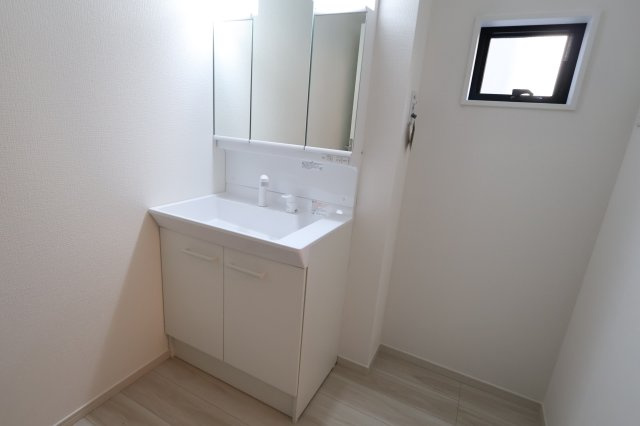 《仲介手数料無料》西区大字指扇2856-94新築一戸建てLIGAREの独立洗面台|撮影日 2025年12月5日 11:00 晴れ