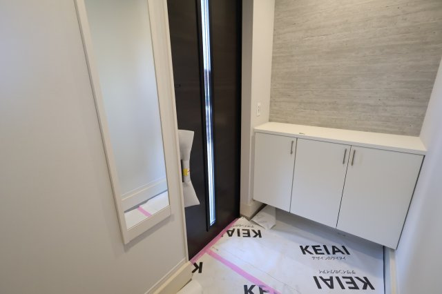 《仲介手数料無料》西区大字指扇2856-94新築一戸建てLIGAREの玄関|撮影日 2025年12月5日 11:00 晴れ