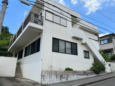 【外観】 | 中山五月台戸建て 事務所倉庫付き | 東側からの外観。すっきりとした白い外観