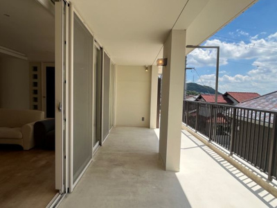 【バルコニー】 | 中山五月台戸建て 事務所倉庫付き | 屋上の屋根のある部分のバルコニーではトレーニングができたり、インナーバルコニーとして利用価値大。