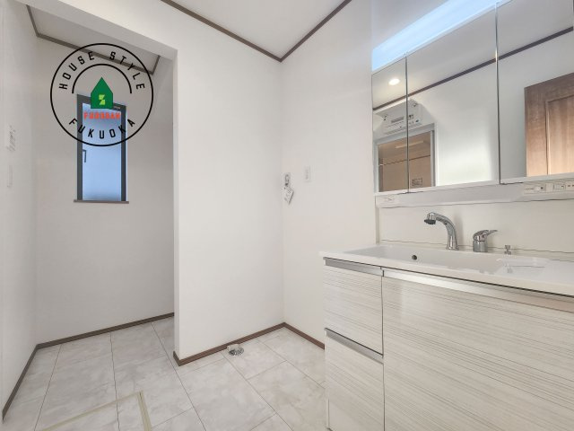 筑紫野市二日市北6丁目第1-2棟（A号棟）の脱衣所|ゆとりの洗面スペースで朝の身支度もスムーズに。暮らしを快適に変えるシャワー付洗面台です！