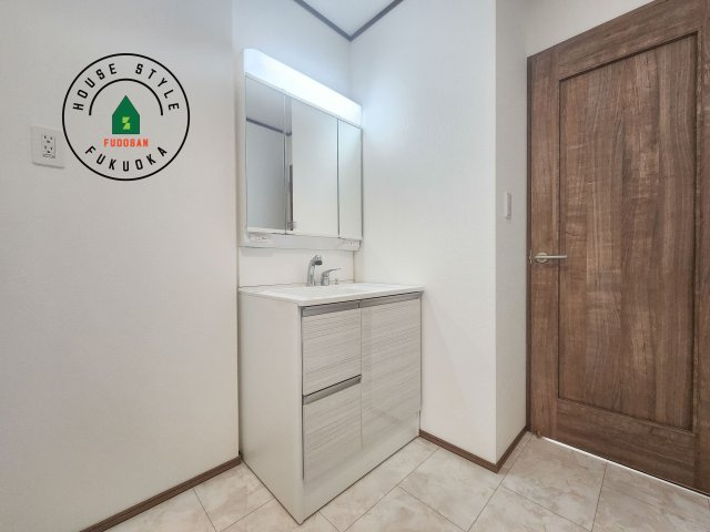 筑紫野市二日市北6丁目第1-2棟（A号棟）の独立洗面台|毎日使うものだから清潔な空間を保ちたい水回り。洗面にはそんな願いを解消させてくれる収納アイデアが満載です。三面鏡の裏側にはキャビネットが現れ小物から背の高い物まで収納できます。