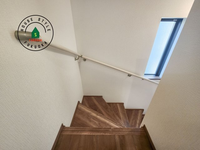 筑紫野市二日市北6丁目第1-2棟（A号棟）の内装|＜手すり付階段＞手すりがないと階段の昇り降りで危険なことはもちろん、壁に手をつきながら歩くことで壁紙が汚れやすくなります。すべての方に快適に昇り降りしていただくため、手すりを設置しました。