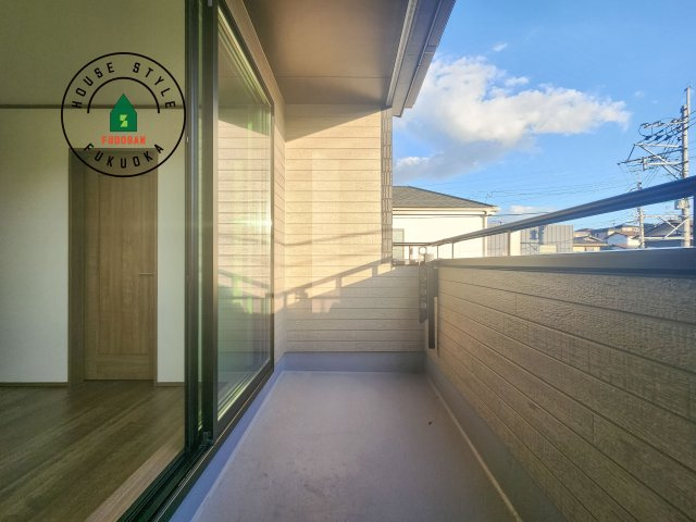 筑紫野市二日市北6丁目第1-2棟（A号棟）のバルコニー|風をしっかりと感じられるバルコニーでは、毎日が洗濯日和です。広々としているので洗濯も楽しくなるでしょうし、気分転換にバルコニーからの眺めを楽しむのもいいでしょう。