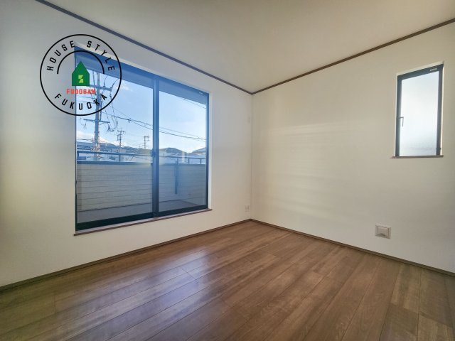 筑紫野市二日市北6丁目第1-2棟（A号棟）の洋室|柔らかい陽光が差し込む明るいお部屋を演出する設計。彩光の取れる窓が気持ちの良いお部屋を創り上げます。