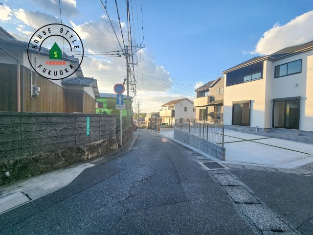 筑紫野市二日市北6丁目第1-2棟（A号棟）の前面道路含む現地写真|前面道路は閑静な住宅地をはしる車通りの少ない道路。お車の出し入れが苦手なママや小さなお子様にも安心ですね。しっかり舗装もされているので、ベビーカーや自転車で通っても快適に通行できます。