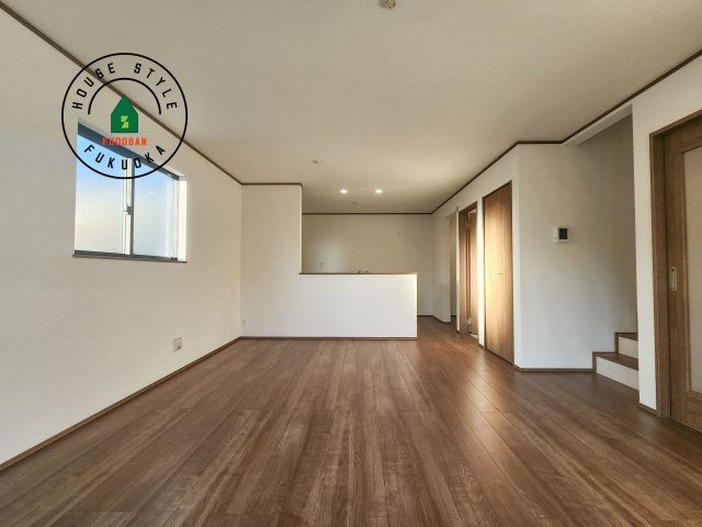 筑紫野市二日市北6丁目第1-2棟（A号棟）の居間・リビング|キッチンからリビングをしっかり確認できます。家族の笑顔があふれる空間になりそうですね。同社