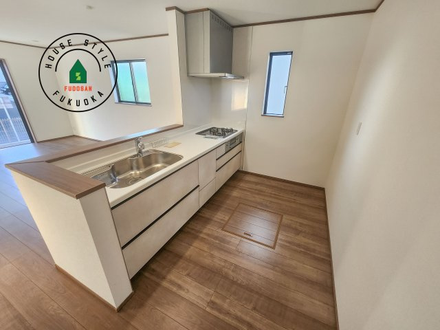 筑紫野市二日市北6丁目第1-2棟（A号棟）のキッチン|ダイニングテーブルへの配膳がラクラク、お料理はかどるカウンター付きシステムキッチン！