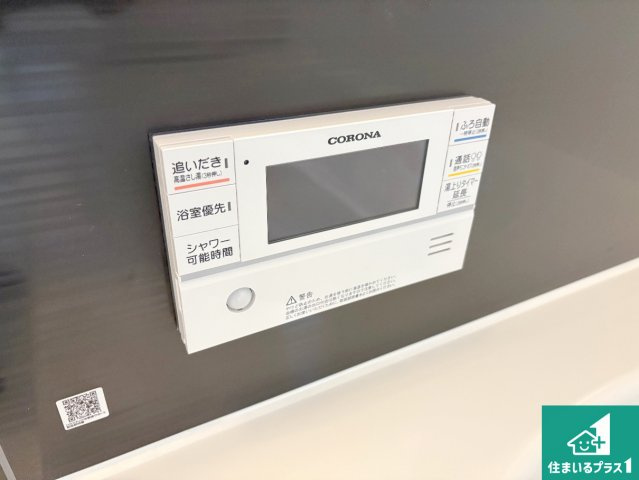 栗東市小柿　第1期　新築一戸建てのキッチン|リビングと統一感があり、使い勝手のいいキッチン。広々としているので、二人並んで作業が出来ちゃいます。お子様と一緒に色々なお料理に挑戦できるスペースがあります。