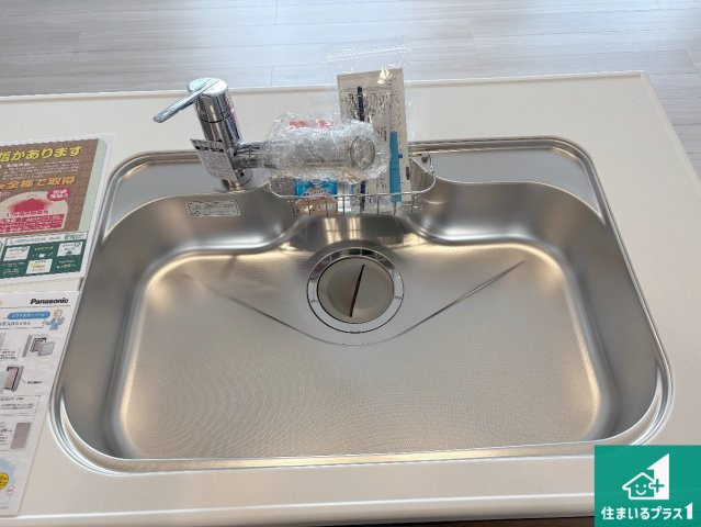 栗東市小柿　第1期　新築一戸建ての独立洗面台|清潔感のある洗面台です。フラットな鏡は掃除がしやすく毎日清潔！ホースは引き出して使えるので洗顔やお掃除の際に便利です！