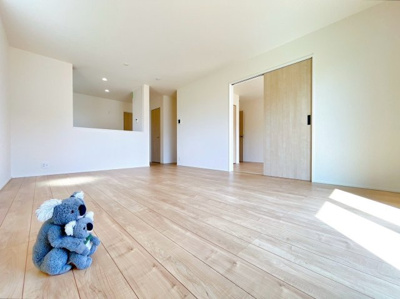 【居間・リビング】 | 佐波郡玉村町板井　新築住宅 | 窓からのあたたかい光をあびながらの朝食。今日も一日がんばれそう！と思えるリビング。