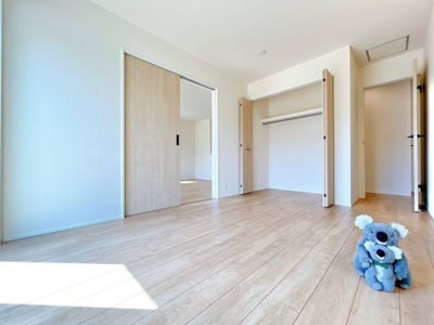 【洋室】 | 佐波郡玉村町板井　新築住宅 | 窓からそそがれる暖かみのある明るい空間。広々としたプライベート空間で自分の時間を楽しめます。フローリング仕様で普段のお掃除も楽々です。