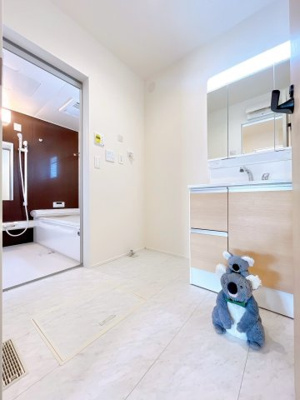 【独立洗面台】 | 佐波郡玉村町板井　新築住宅 | 忙しい朝でも収納力のある洗面台で効率良く身支度ができます。大きな鏡で身だしなみチェックも。たくさんものを収納できるので水回りを清潔にきれいに保てます。