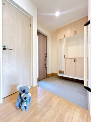 【玄関】 | 佐波郡玉村町板井　新築住宅 | 高さ調整できる可動棚完備。靴以外にも傘やコートを収納する事ができ、玄関をきれいにお使いいただけます。