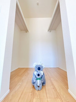 【収納】 | 佐波郡玉村町板井　新築住宅 | 何度も読んだお気に入りの本、大切な人にもらったバック、子どもが描いてくれた似顔絵。まとめて大事に閉まっておける広々収納 