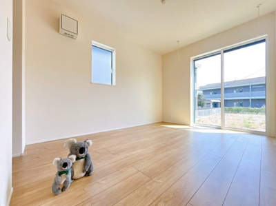 【洋室】 | 佐波郡玉村町板井　新築住宅 | 清潔感ある壁紙と温もり溢れる床材が調和した洋室。毎日の生活を少しでも快適に過ごして頂ける様、飽きの来ない雰囲気がたまりません。