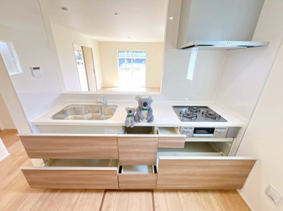 【キッチン】 | 佐波郡玉村町板井　新築住宅 | お料理をしながら家族との会話が楽しめる対面キッチン。リビングで遊ぶお子様を見守りながらお料理が出来ます。出来上がったお料理や後片付けを手伝ってもらうなど家事分担ができます。