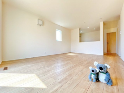 【居間・リビング】 | 佐波郡玉村町板井　新築住宅 | ≪LDK≫
陽当りも良いリビング。
光が差し込む明るい空間はいつもの時間をより特別に…穏やかなひと時を一層充実した時間へ変えてくれます。