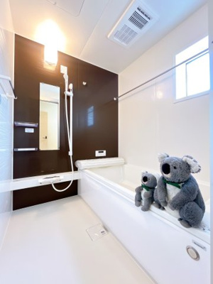 【浴室】 | 佐波郡玉村町板井　新築住宅 | ほどよい優しいライトに包まれたバスルーム。香りの良いバスソルトに身をまかせ、浴槽でゆっくりと深呼吸。一日の疲れが癒されます。