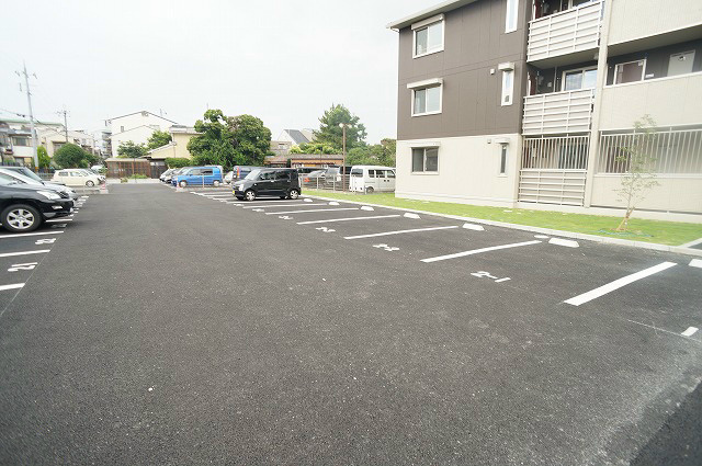 アルメール南京都の駐車場