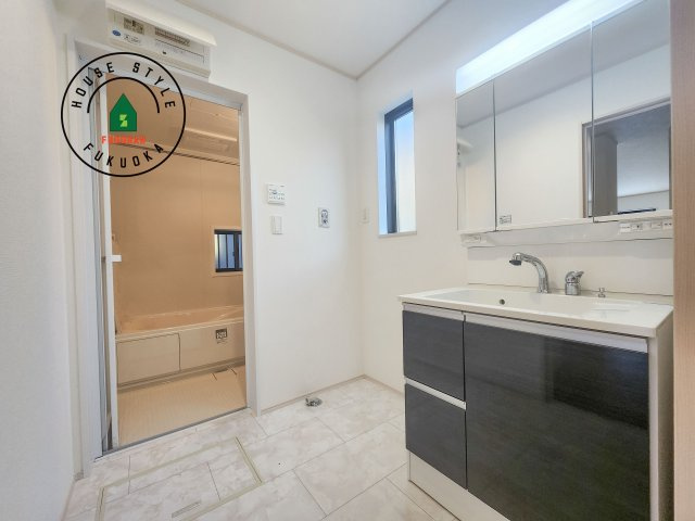 筑紫野市二日市北6丁目第1-2棟（B号棟）の脱衣所|ゆとりの洗面スペースで朝の身支度もスムーズに。暮らしを快適に変えるシャワー付洗面台です！