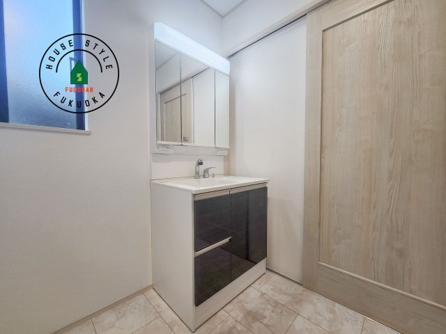 筑紫野市二日市北6丁目第1-2棟（B号棟）の独立洗面台|毎日使うものだから清潔な空間を保ちたい水回り。洗面にはそんな願いを解消させてくれる収納アイデアが満載です。三面鏡の裏側にはキャビネットが現れ小物から背の高い物まで収納できます。