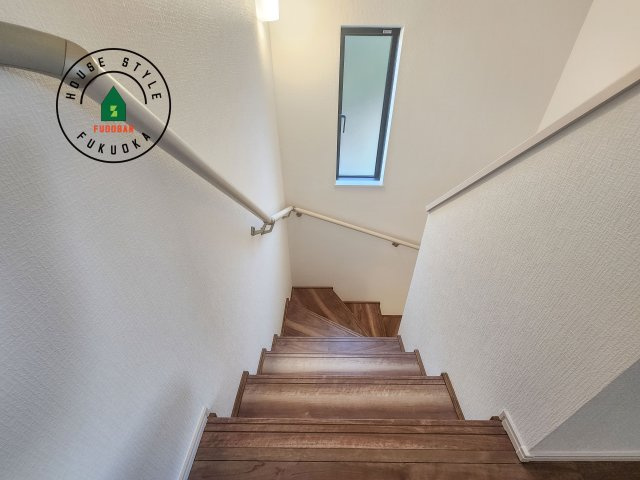 筑紫野市二日市北6丁目第1-2棟（B号棟）の内装|＜手すり付階段＞手すりがないと階段の昇り降りで危険なことはもちろん、壁に手をつきながら歩くことで壁紙が汚れやすくなります。すべての方に快適に昇り降りしていただくため、手すりを設置しました。