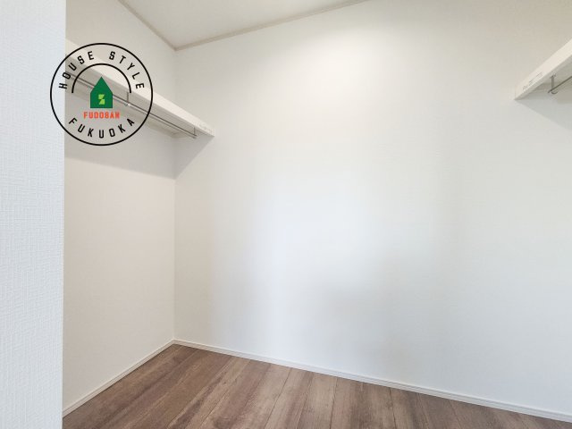 筑紫野市二日市北6丁目第1-2棟（B号棟）の収納|洋服や大きな荷物が多い方や人数の多いご家族などは、一般的なクローゼットよりもウォークインクローゼットのほうが使い勝手が良いです。