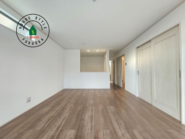 筑紫野市二日市北6丁目第1-2棟（B号棟）の居間・リビング|キッチンからリビングをしっかり確認できます。家族の笑顔があふれる空間になりそうですね。