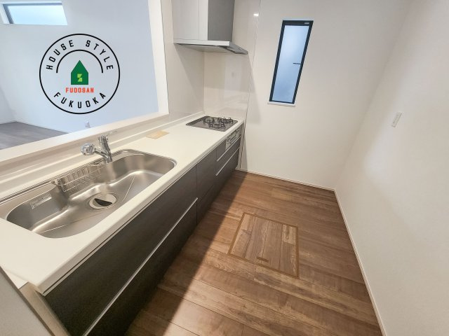 筑紫野市二日市北6丁目第1-2棟（B号棟）のキッチン|ダイニングテーブルへの配膳がラクラク、お料理はかどるカウンター付きシステムキッチン！